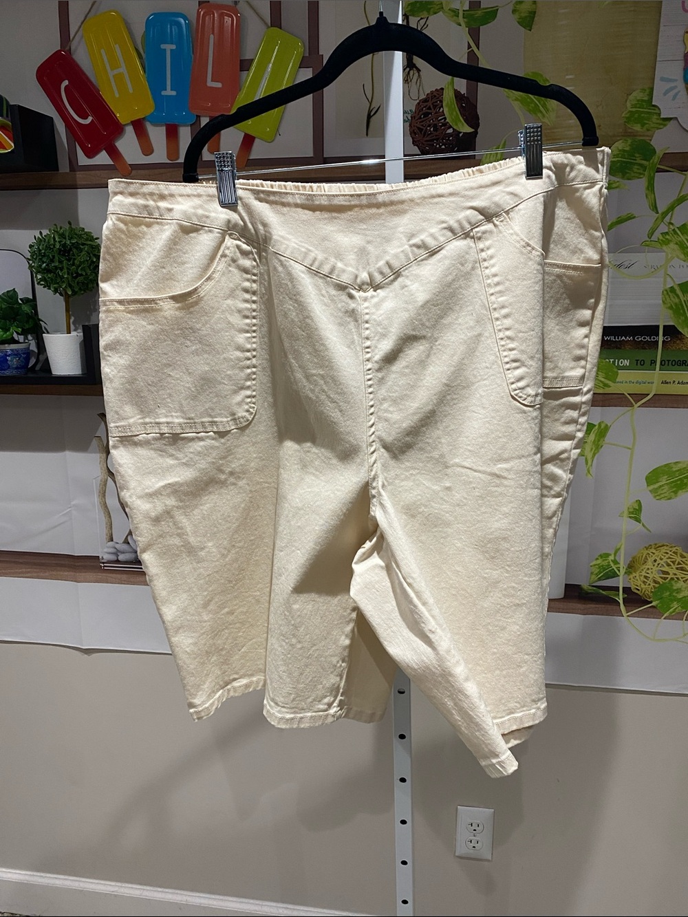 Women’s Cream Bermudas Shorts – Casual Pocket Design